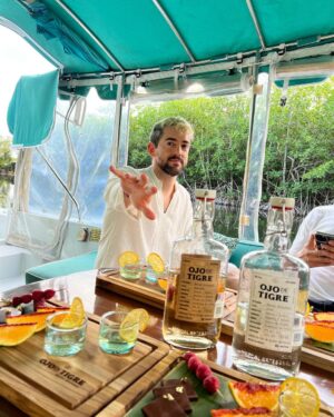 Luis Gerardo Méndez Instagram - Voy a regalar dos noches en la Tiger Suite del resort Andaz Mayakoba. 
Esta increíble suite combina el lujo tropical con el sabor intenso del @mezcalojodetigre.
Podrías pasar dos noches allí, viviendo como una celebridad, bebiendo mezcal, nadando en tu piscina privada, y sintiéndote como el rey, reina o reine de la Riviera Maya.
Todo lo que tienes que hacer para ganar es darle like a este post, etiquetar a las 5 personas con las que te gustaría venir a vivir esta experiencia comentando en este post por qué te gustaría venir, seguir a @mezcalojodetigre y @andazmayakoba.mx en Instagram y listo. Quizás tu razón sea tan buena que incluso me haga llorar, o reír. ¡Quién sabe, lo decidiré al azar!
Así que, ¿qué esperas? Participa y comienza a soñar con esas dos noches en la Tiger Suite. Porque a veces, los sueños y los mezcales pueden volverse realidad. ¡Suerte!

(Incluye dos noches en la Suite Presidencial de Andaz Mayakoba. 
No incluye vuelos ni alimentos y bebidas.)

Anunciaremos al ganador el viernes 7 de julio a las 12pm.
Sujeto a disponibilidad.