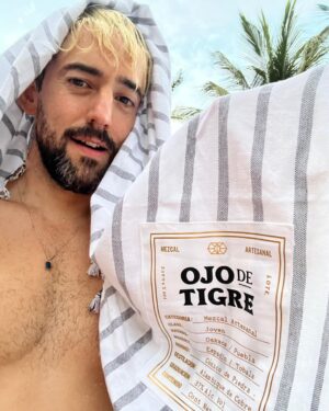 Luis Gerardo Méndez Instagram - Voy a regalar dos noches en la Tiger Suite del resort Andaz Mayakoba. 
Esta increíble suite combina el lujo tropical con el sabor intenso del @mezcalojodetigre.
Podrías pasar dos noches allí, viviendo como una celebridad, bebiendo mezcal, nadando en tu piscina privada, y sintiéndote como el rey, reina o reine de la Riviera Maya.
Todo lo que tienes que hacer para ganar es darle like a este post, etiquetar a las 5 personas con las que te gustaría venir a vivir esta experiencia comentando en este post por qué te gustaría venir, seguir a @mezcalojodetigre y @andazmayakoba.mx en Instagram y listo. Quizás tu razón sea tan buena que incluso me haga llorar, o reír. ¡Quién sabe, lo decidiré al azar!
Así que, ¿qué esperas? Participa y comienza a soñar con esas dos noches en la Tiger Suite. Porque a veces, los sueños y los mezcales pueden volverse realidad. ¡Suerte!

(Incluye dos noches en la Suite Presidencial de Andaz Mayakoba. 
No incluye vuelos ni alimentos y bebidas.)

Anunciaremos al ganador el viernes 7 de julio a las 12pm.
Sujeto a disponibilidad.