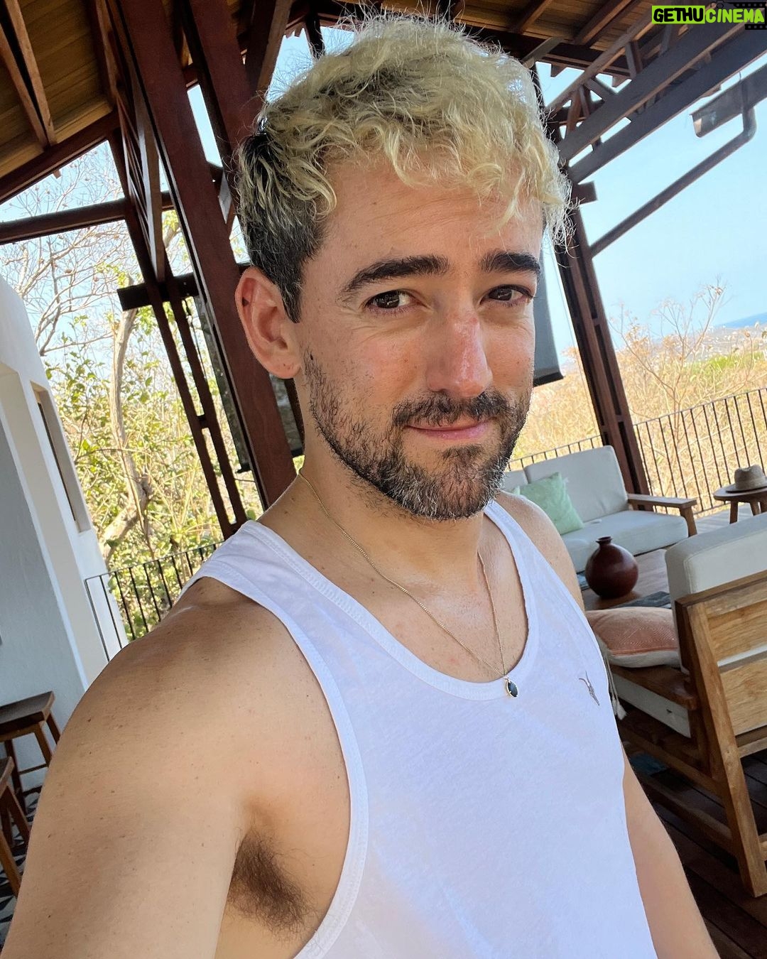 Luis Gerardo Méndez Instagram - Once a hippie, always a hippie. @ladistanciamazunte eres amor y salvadora del calor.