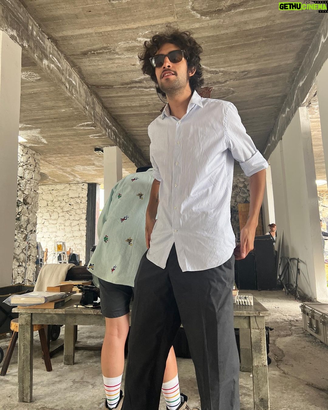 Luis Gerardo Méndez Instagram - Banda talentosa. Y la locura. Y el cine así, libre. Gracias querido Emiliano. That’s a wrap. 🤍