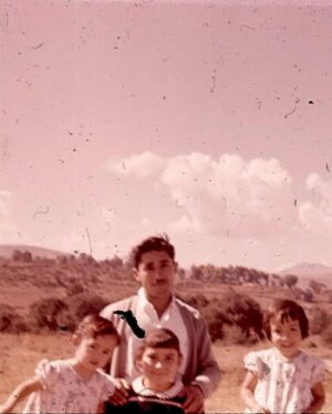 Luis Gerardo Méndez Instagram - 93 años de ser un rockstar.
Hombre de campo, de cebada y de historias. 
Padre ejemplar de 13 y abuelo de un chingo.
Me enseñaste a siempre buscar la solución pacífica y a pelar una tuna.
Siempre te interesó mi viaje y mi búsqueda. 
Buen viaje abuelo Tito.
No me quedé con ganas de preguntarte nada y por eso sonrío.