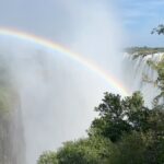 Luis Gerardo Méndez Instagram – Mosi-oa-Tunya. The smoke that thunders.
También les dicen Victoria falls.
El doble de altura de las del Niágara.
Aquí llueve al revés. Mosi-oa-Tunya National Park