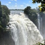 Luis Gerardo Méndez Instagram – Mosi-oa-Tunya. The smoke that thunders.
También les dicen Victoria falls.
El doble de altura de las del Niágara.
Aquí llueve al revés. Mosi-oa-Tunya National Park