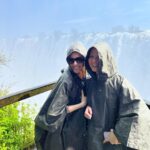 Luis Gerardo Méndez Instagram – Mosi-oa-Tunya. The smoke that thunders.
También les dicen Victoria falls.
El doble de altura de las del Niágara.
Aquí llueve al revés. Mosi-oa-Tunya National Park