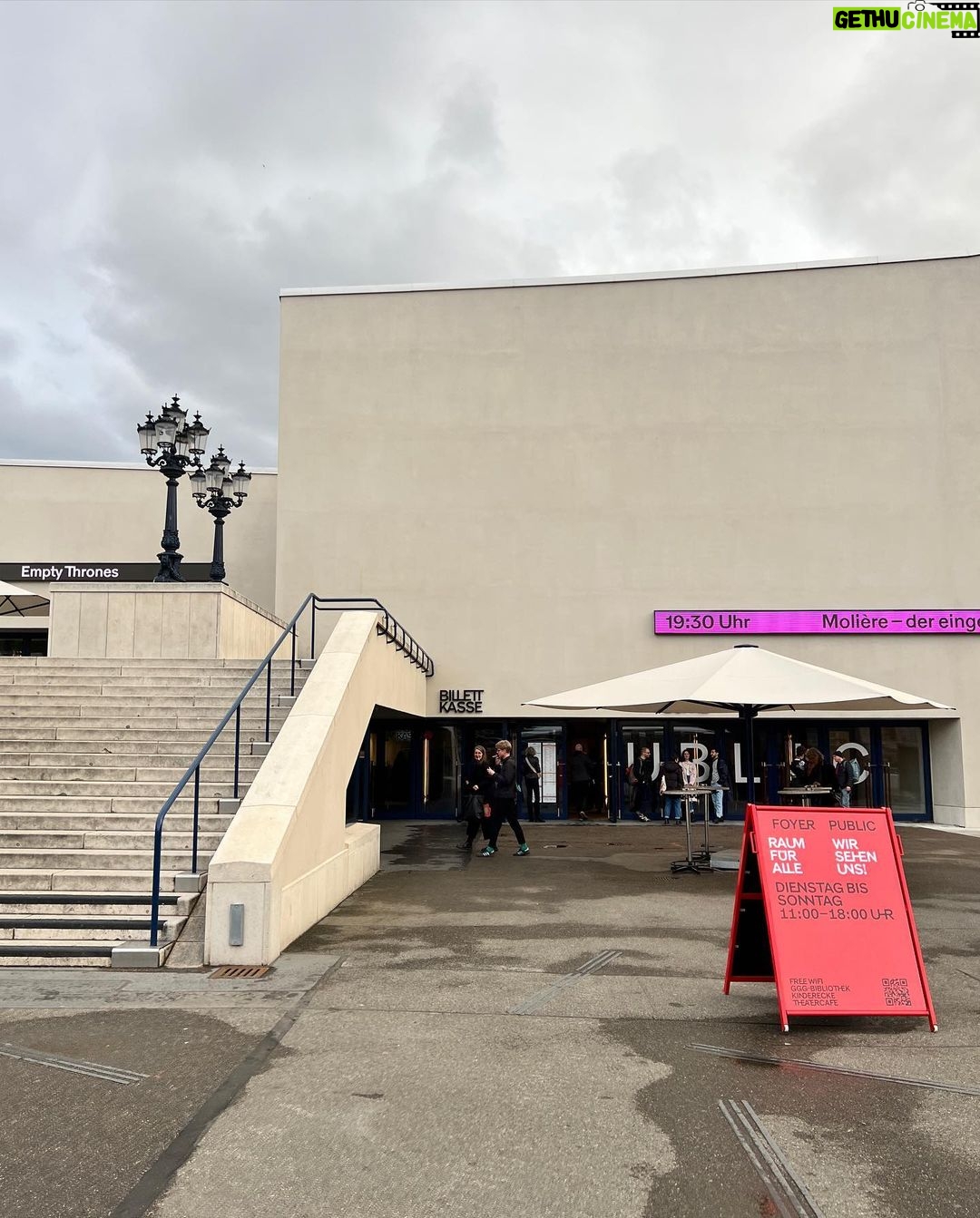 Luis Gerardo Méndez Instagram - Noche de estreno. Orgullo y emoción de ver triunfar a @pachemor y @lapuravariedat en el teatro alemán. Molière, amigues querides y celebrar desde el piso. Glückwunsch @baslercompagnie & @theaterbasel! Theater Basel