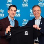 Luis Gerardo Méndez Instagram - Increíble honor y privilegio unirme oficialmente a @ACNUR como Embajador de Buena Voluntad. Conmovido de poder ser un altavoz para dar a conocer las historias de las #PersonasRefugiadas y contribuir a desaparecer los mitos que existen acerca de ellas. Nadie elige ser una persona refugiada. Las personas refugiadas huyen de la violencia, de la guerra y de la persecución. Si pudieran elegir, no abandonarían su hogar. Imagínate que, de un momento a otro, tienes que dejar todo atrás y emprender un camino difícil para encontrar la protección que no tienes en tu país. El mundo debe conocer y sensibilizarse ante las historias de las personas refugiadas. Las personas refugiadas no son una amenaza, son personas amenazadas que al llegar al país, devuelven más de lo que reciben, no son una carga ni vienen a quitar oportunidades. Necesitan de nuestro apoyo para salir adelante. El trabajo humanitario y la solidaridad no conocen colores de pasaportes. Te invito a sumarte a esta noble causa siguiendo las redes de @acnurmx y, si está en tus posibilidades, donando en el link de mi perfil. 🤍