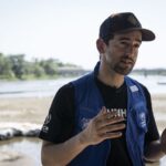 Luis Gerardo Méndez Instagram - Increíble honor y privilegio unirme oficialmente a @ACNUR como Embajador de Buena Voluntad. Conmovido de poder ser un altavoz para dar a conocer las historias de las #PersonasRefugiadas y contribuir a desaparecer los mitos que existen acerca de ellas. Nadie elige ser una persona refugiada. Las personas refugiadas huyen de la violencia, de la guerra y de la persecución. Si pudieran elegir, no abandonarían su hogar. Imagínate que, de un momento a otro, tienes que dejar todo atrás y emprender un camino difícil para encontrar la protección que no tienes en tu país. El mundo debe conocer y sensibilizarse ante las historias de las personas refugiadas. Las personas refugiadas no son una amenaza, son personas amenazadas que al llegar al país, devuelven más de lo que reciben, no son una carga ni vienen a quitar oportunidades. Necesitan de nuestro apoyo para salir adelante. El trabajo humanitario y la solidaridad no conocen colores de pasaportes. Te invito a sumarte a esta noble causa siguiendo las redes de @acnurmx y, si está en tus posibilidades, donando en el link de mi perfil. 🤍