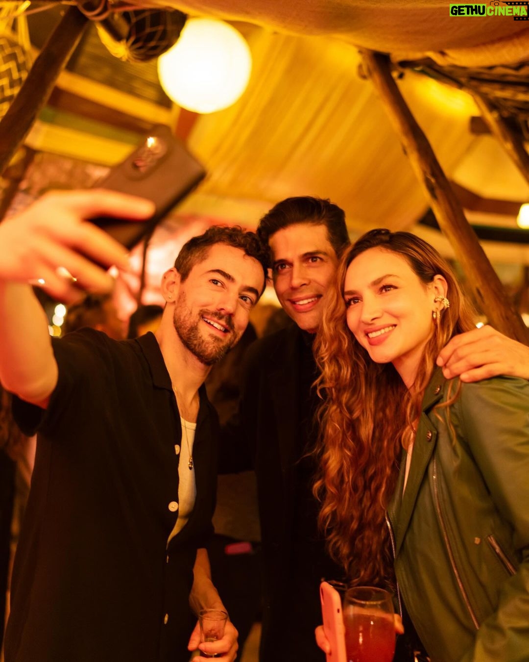 Luis Gerardo Méndez Instagram - Noche inolvidable. Gracias Bogotá por recibir a nuestro @mezcalojodetigre con tanto amor y tantos amigos. #NuestroMezcal llegó a Colombia y no podemos dejar de sonreír recordando semejante rumba. Gracias @pernodricard por todo el apoyo!
