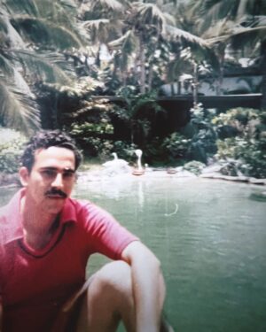 Luis Gerardo Méndez Instagram - Hace 3 años que este señor se vino a vivir a mi corazón.
Abracen mucho a sus papás.
Abracen mucho a todo el mundo. 
La vida es un ratito. ❤️