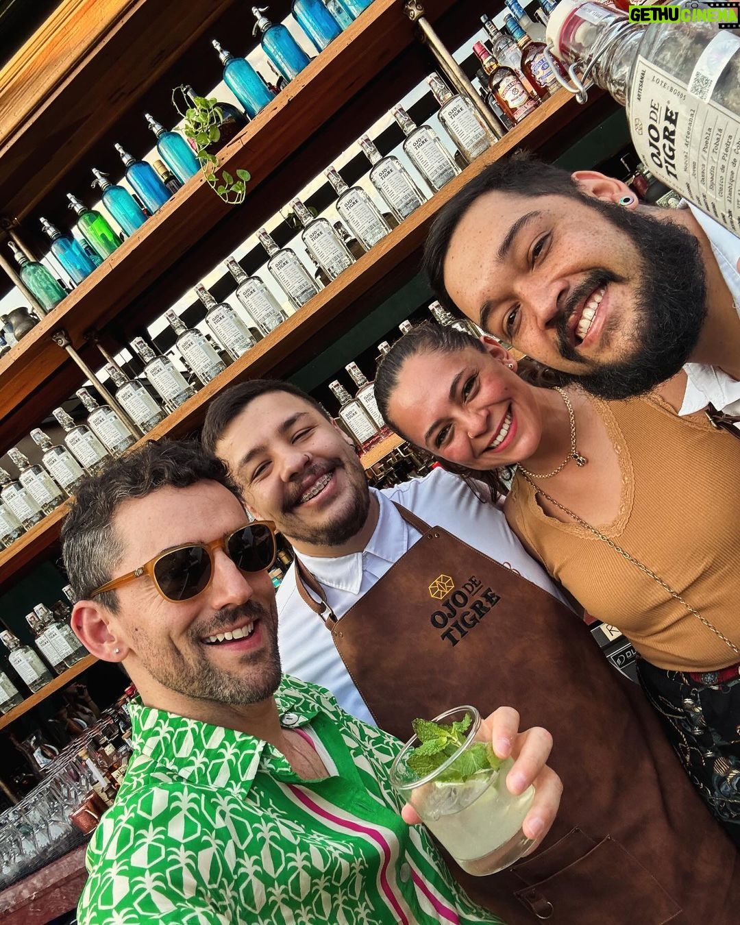 Luis Gerardo Méndez Instagram - Gracias Medellín por toda la rumba y todo el amor a #NuestroMezcal! @mezcalojodetigre llegó a Colombia. Salud!