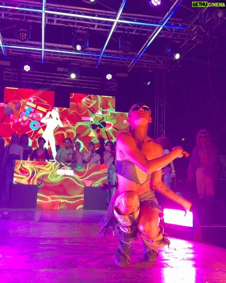 Luis Gerardo Méndez Instagram - Gracias Medellín por toda la rumba y todo el amor a #NuestroMezcal! @mezcalojodetigre llegó a Colombia. Salud!