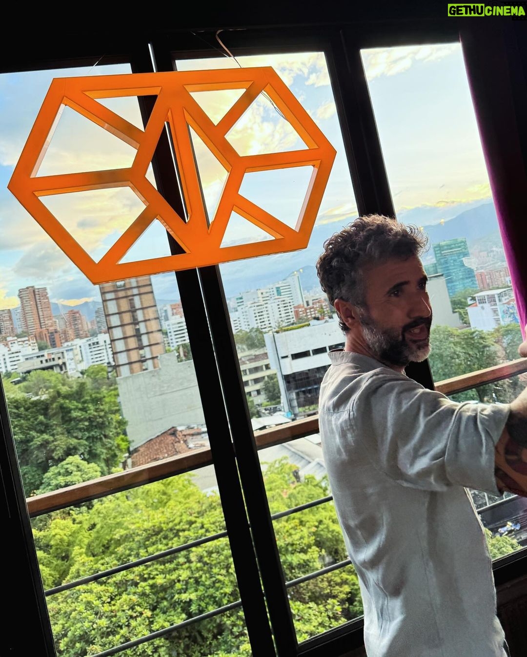 Luis Gerardo Méndez Instagram - Gracias Medellín por toda la rumba y todo el amor a #NuestroMezcal! @mezcalojodetigre llegó a Colombia. Salud!