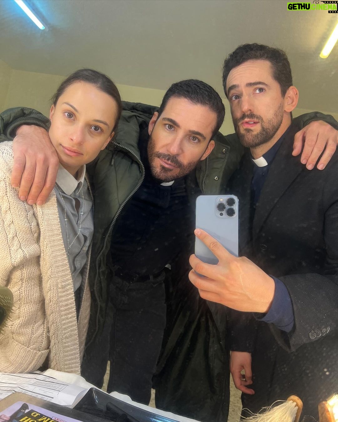 Luis Gerardo Méndez Instagram - Gracias por vernos! Thanks for watching! Recuerdos de un rodaje en Galicia. #LosEnviados @paramountplusmx