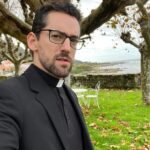 Luis Gerardo Méndez Instagram – Gracias por vernos!
Thanks for watching!
Recuerdos de un rodaje en Galicia.
#LosEnviados @paramountplusmx