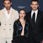 Luis Gerardo Méndez Instagram – Gracias a toda la prensa y amistades queridísimas que nos acompañaron anoche en la premier de la segunda temporada de #LosEnviados.
Mañana disponible en @paramountplusmx!
Le van a gritar a la TV. 😏
@tiffanyandco