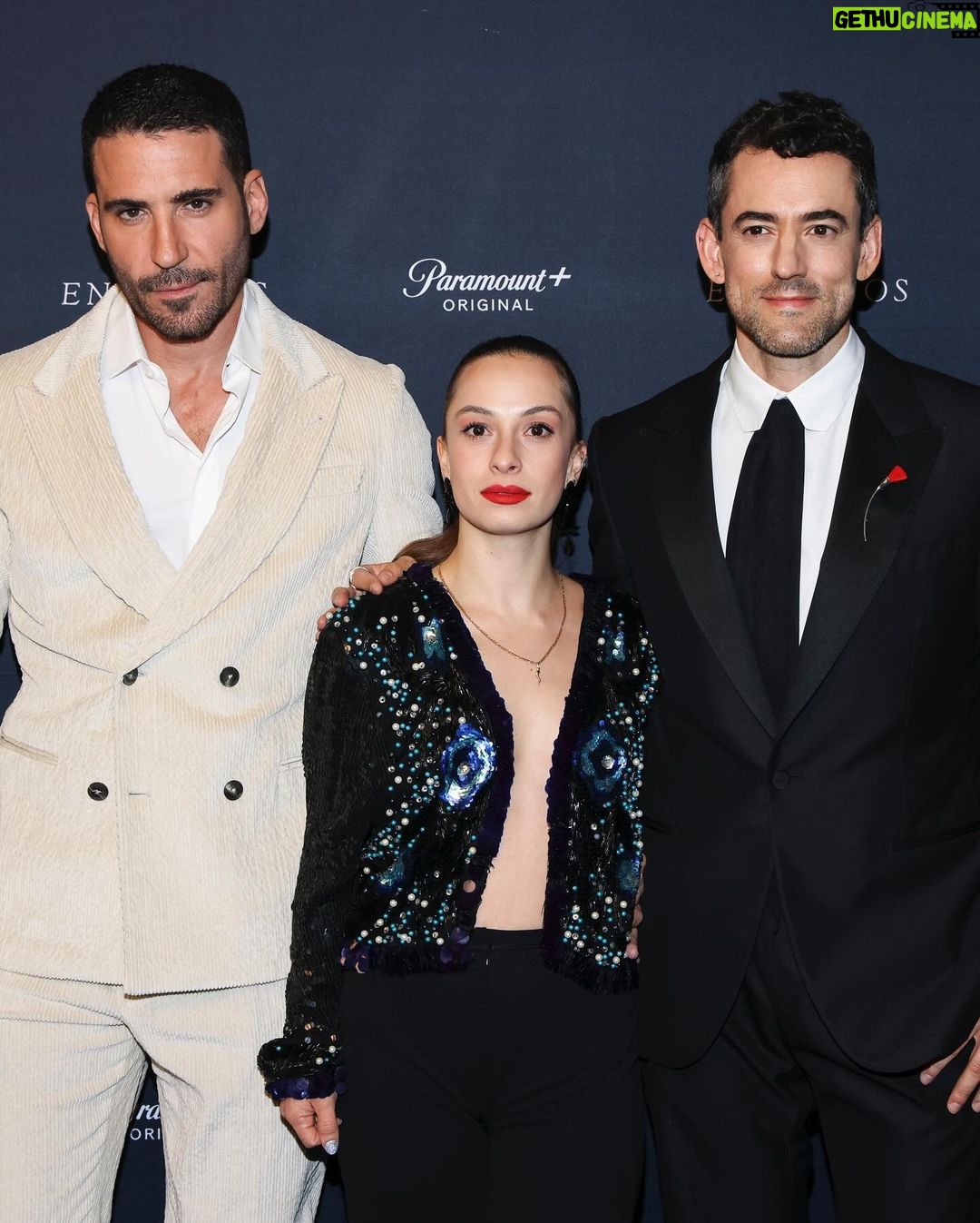 Luis Gerardo Méndez Instagram - Gracias a toda la prensa y amistades queridísimas que nos acompañaron anoche en la premier de la segunda temporada de #LosEnviados. Mañana disponible en @paramountplusmx! Le van a gritar a la TV. 😏 @tiffanyandco