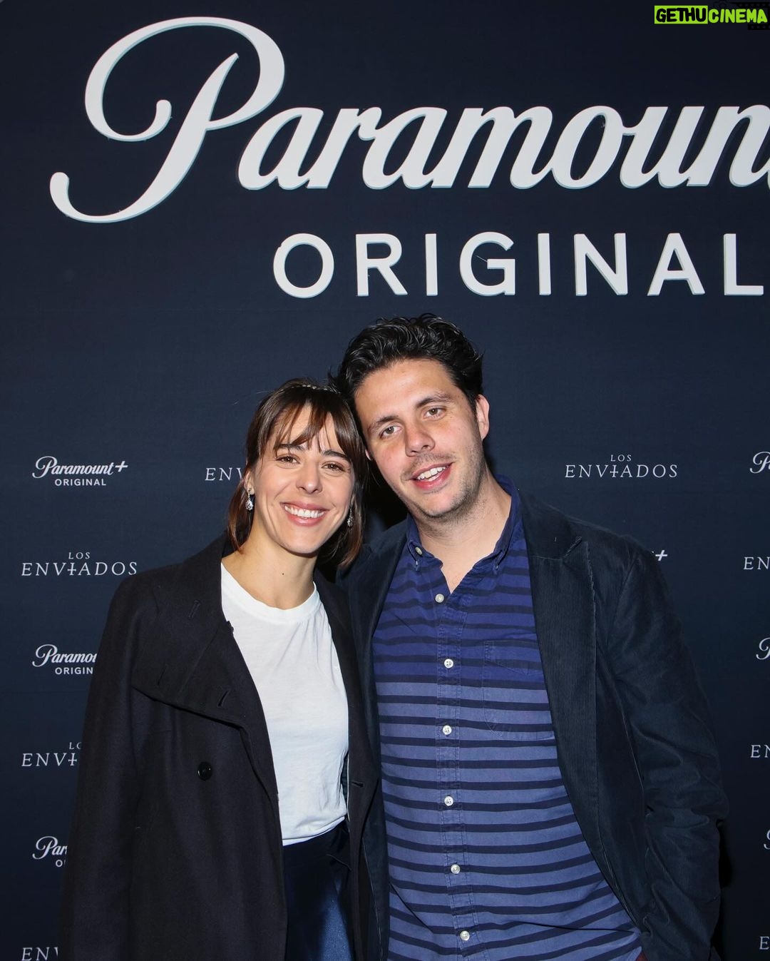 Luis Gerardo Méndez Instagram - Gracias a toda la prensa y amistades queridísimas que nos acompañaron anoche en la premier de la segunda temporada de #LosEnviados. Mañana disponible en @paramountplusmx! Le van a gritar a la TV. 😏 @tiffanyandco