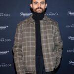 Luis Gerardo Méndez Instagram – Gracias a toda la prensa y amistades queridísimas que nos acompañaron anoche en la premier de la segunda temporada de #LosEnviados.
Mañana disponible en @paramountplusmx!
Le van a gritar a la TV. 😏
@tiffanyandco