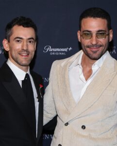 Luis Gerardo Méndez Instagram - Gracias a toda la prensa y amistades queridísimas que nos acompañaron anoche en la premier de la segunda temporada de #LosEnviados. Mañana disponible en @paramountplusmx! Le van a gritar a la TV. 😏 @tiffanyandco