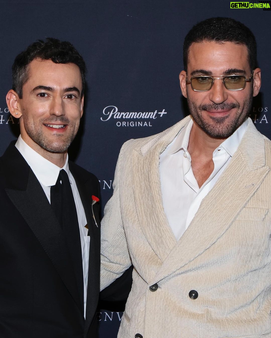 Luis Gerardo Méndez Instagram - Gracias a toda la prensa y amistades queridísimas que nos acompañaron anoche en la premier de la segunda temporada de #LosEnviados. Mañana disponible en @paramountplusmx! Le van a gritar a la TV. 😏 @tiffanyandco