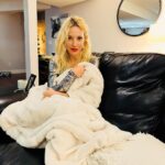 Luisana Lopilato Instagram - Friday night, always bright! ✨ viernes a la noche siempre con brillo! ✨ #fridaynight #vancouverite #chilling Vancouver, British Columbia