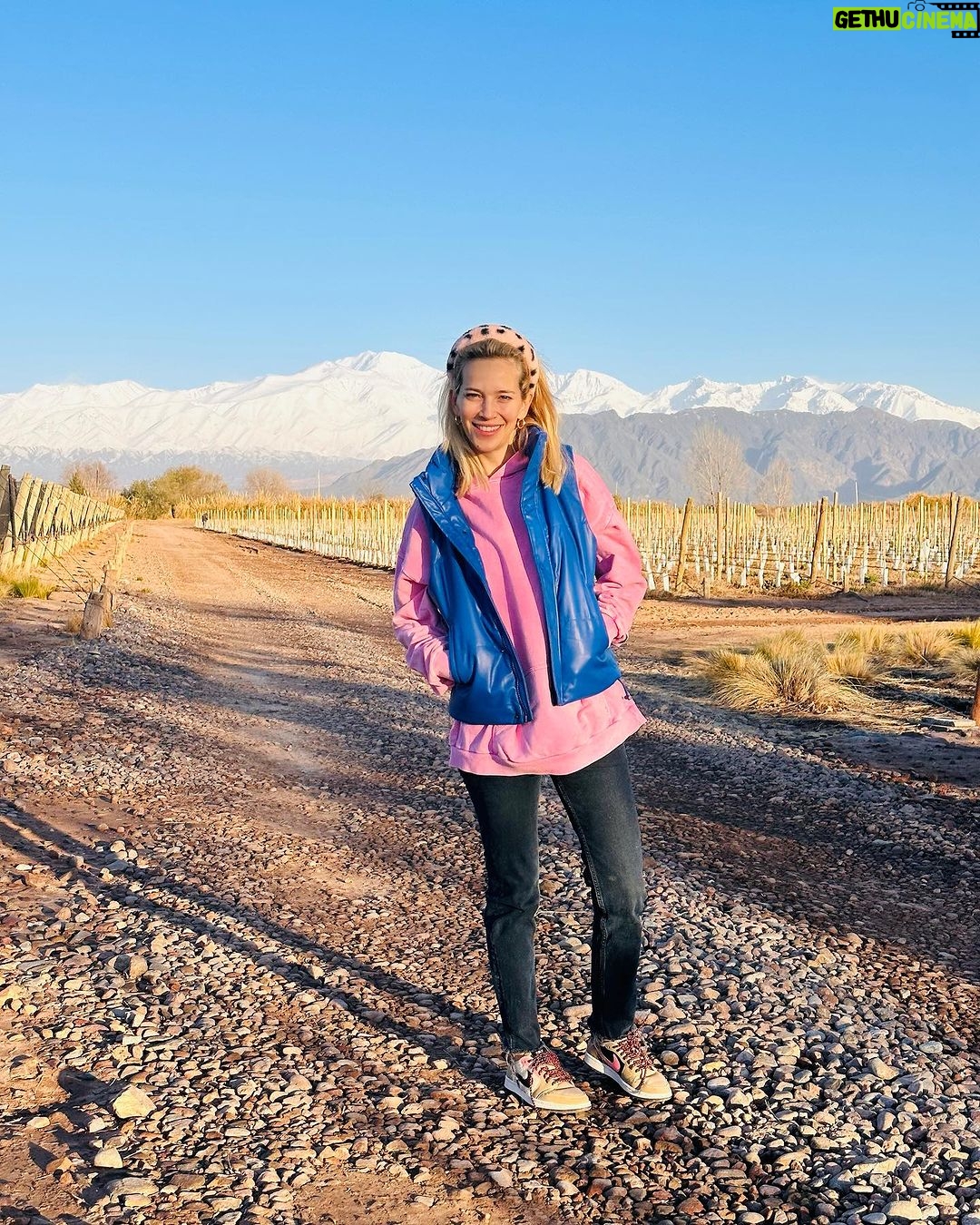 Luisana Lopilato Instagram - Veo esas montañas, e instantáneamente pido foto 🤩 Harían lo mismo? - I see those mountains, and I instantly ask for a photo 🤩 Would you do the same? #mendoza