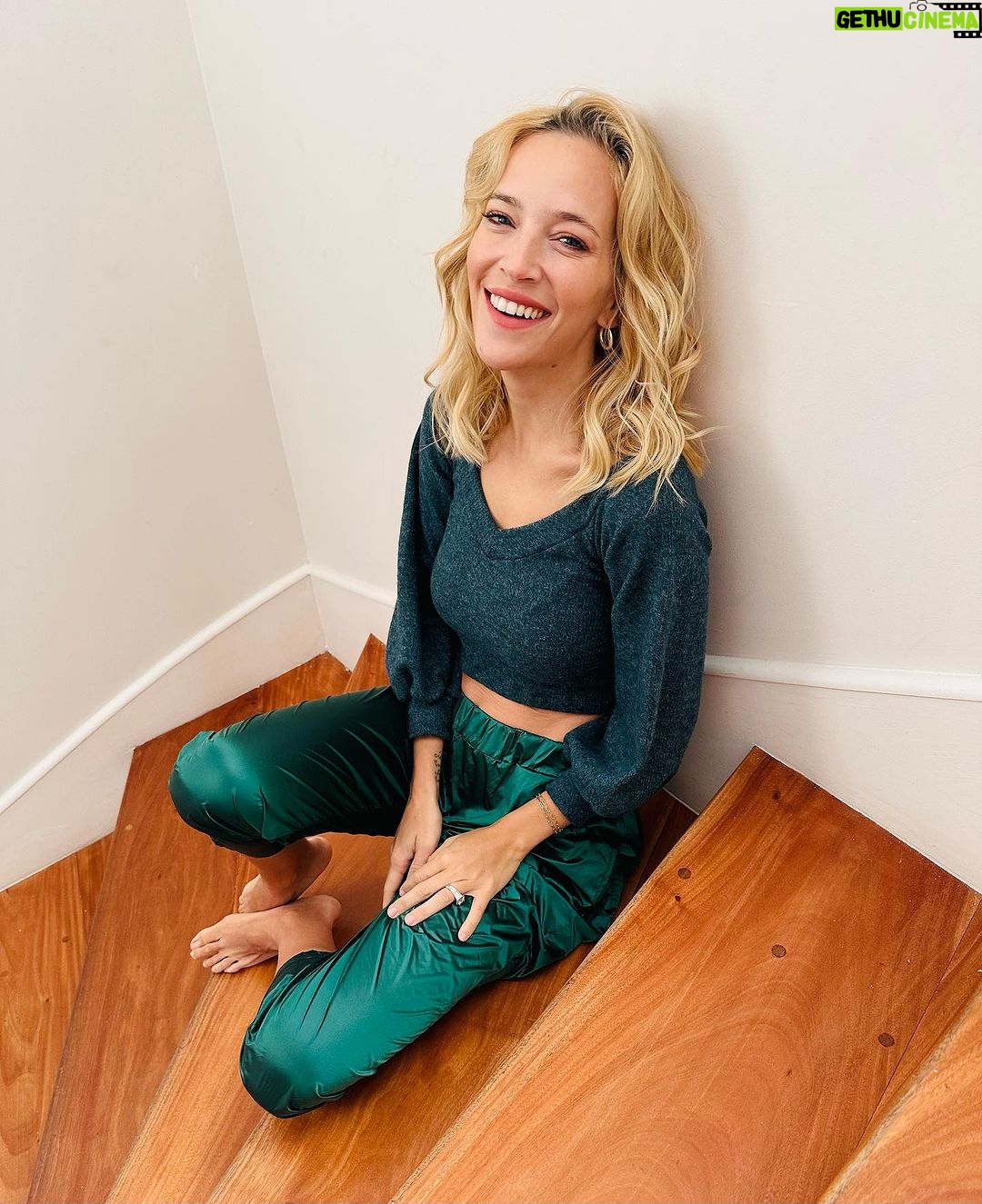 Luisana Lopilato Instagram - Cansada 💪, pero feliz de estar trabajando en un proyecto tan lindo para mi. Cómo empieza su viernes? - Tired 💪, but happy to be working on such a wonderful project for my career. How does your Friday begin?