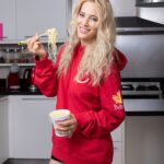 Luisana Lopilato Instagram - Dejando que mi lado asiático brille hoy 🌟🍜 Les gusta comer los fideos con palitos o soy la única 🤣💪🏻? - Letting my Asian side shine today 🌟🍜 Do you guys enjoy eating noodles with chopsticks? Buenos Aires, Argentina