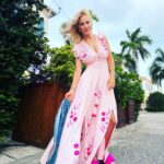 Luisana Lopilato Instagram - El rosa está siendo furor ❤️‍🔥 Es un color ideal para...🤔👇❤️ . Pink is very trendy ❤️‍🔥. Do you like it?