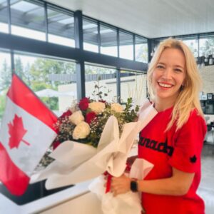 Luisana Lopilato Instagram - 🇨🇦Quiero compartirles una de las mayores alegrías DE MI VIDA y es que hoy por fin me convertí en ciudadana canadiense 🇨🇦! 
Ahora soy Argentina y canadiense. Mejor imposible!! 🥰

Pensar que pasaron casi 16 años! Aquí nacieron mi esposo y mis 4 hijos… por eso ser canadiense es un privilegio ENORME,  del cual estoy inmensamente agradecida a Dios y a la vida 🙏❤️❤️❤️
🥳Gracias @michaelbuble y a mis hijos por bancarme con cada examen que hice ! También gracias a mi familia que me acompañó siempre desde Argentina !! 🇦🇷💋

Por último, agradecerle a @belenfretin mi amiga del alma que me ayudó con todo el proceso! ¡Te quiero amiga !
❤ ️Gracias Canadá por hacerme parte de esta maravillosa y gran nación 💪
.
🇨🇦I want to share with you one of the greatest joys OF MY LIFE,  that is that today I finally became a Canadian citizen 🇨🇦! Now I am Argentine and Canadian. Couldn't be better!! My husband and my 4 children were born here... That's why being Canadian is a HUGE privilege, for which I am immensely grateful to God and life 🙏❤️❤️❤️ 

Thank you Mike and my children for supporting me with every exam! Also thanks to my family from Argentina and. Belu. I love you friend! ❤
Finally, thank you Canada for making me part of this wonderful nation 💪