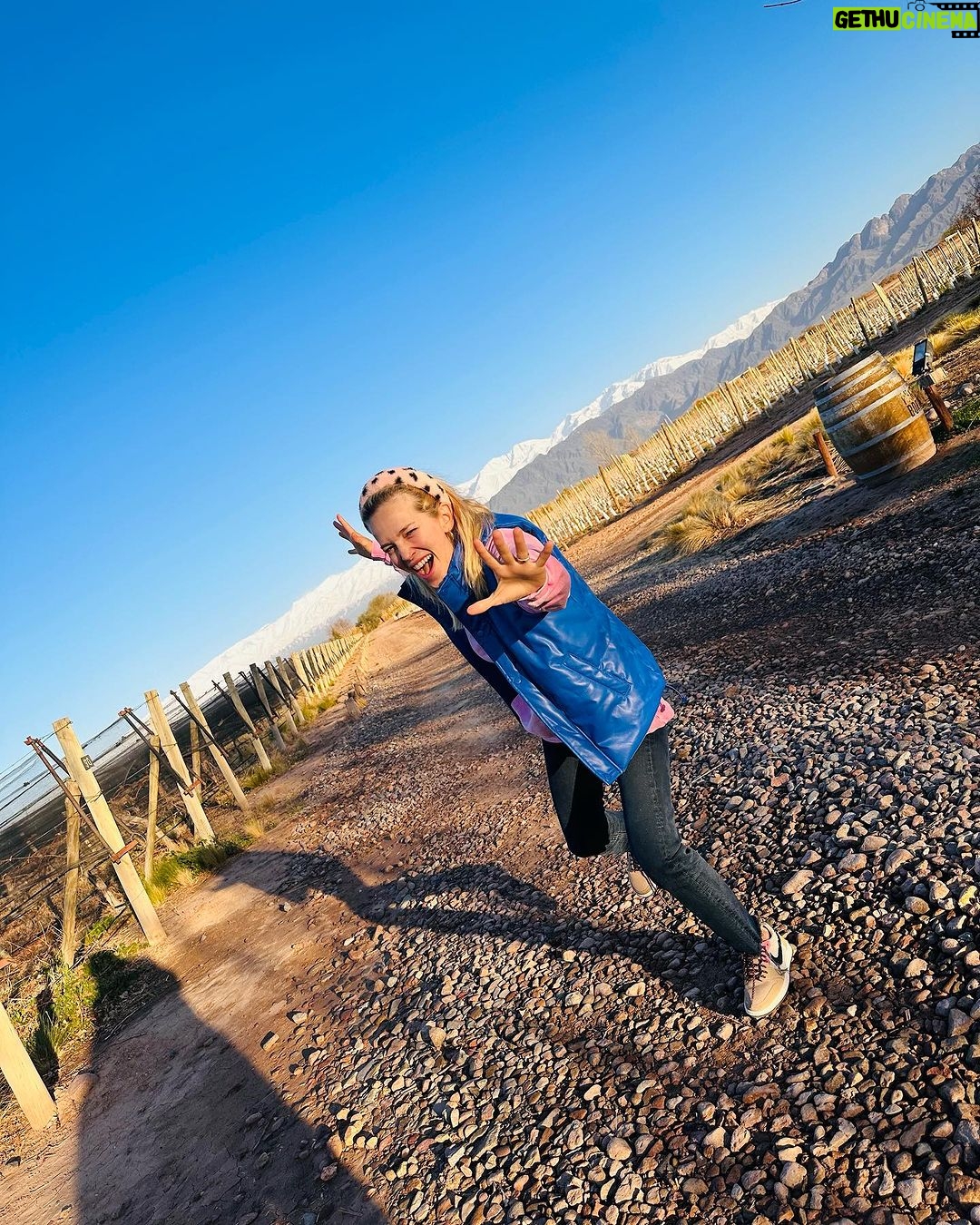 Luisana Lopilato Instagram - Veo esas montañas, e instantáneamente pido foto 🤩 Harían lo mismo? - I see those mountains, and I instantly ask for a photo 🤩 Would you do the same? #mendoza