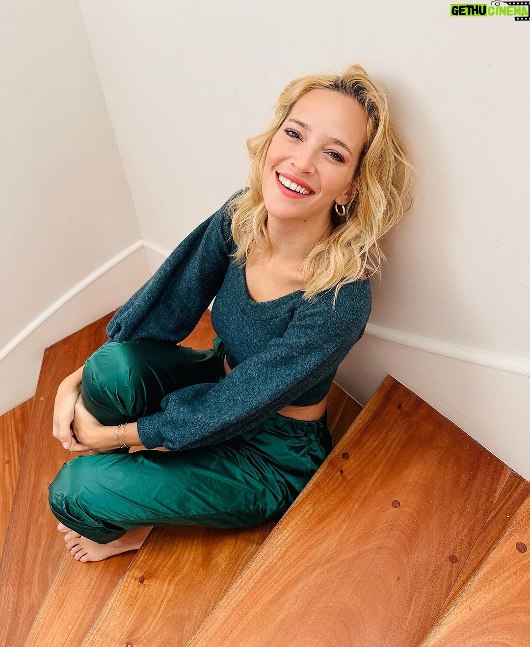 Luisana Lopilato Instagram - Cansada 💪, pero feliz de estar trabajando en un proyecto tan lindo para mi. Cómo empieza su viernes? - Tired 💪, but happy to be working on such a wonderful project for my career. How does your Friday begin?