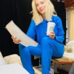 Luisana Lopilato Instagram - ¡Un toque de azul siempre alegra mi día! 💙 Soy fanática de este tono! ¿Cuál es el color que eligen ustedes para vestirse? - A touch of blue always brightens my day! 💙 I'm a big fan of this shade! What color do you choose to wear? Buenos Aires, Argentina
