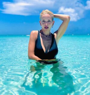 Luisana Lopilato Instagram - Lluvia en Bs.As 🇦🇷 y yo automáticamente pensando en ⛱️👙… #Team☀️ o #Team❄️ ? Las leo 💪🏻👇🏼
.
Rain in Bs. As. 🇦🇷 and I'm instantly daydreaming about ⛱️👙… #Team☀️ or #Team❄️ ? Let me know your thoughts! 
#siempreteamverano #vacacionesya