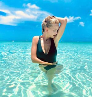 Luisana Lopilato Instagram - Lluvia en Bs.As 🇦🇷 y yo automáticamente pensando en ⛱️👙… #Team☀️ o #Team❄️ ? Las leo 💪🏻👇🏼
.
Rain in Bs. As. 🇦🇷 and I'm instantly daydreaming about ⛱️👙… #Team☀️ or #Team❄️ ? Let me know your thoughts! 
#siempreteamverano #vacacionesya