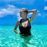 Luisana Lopilato Instagram - Lluvia en Bs.As 🇦🇷 y yo automáticamente pensando en ⛱️👙… #Team☀️ o #Team❄️ ? Las leo 💪🏻👇🏼 . Rain in Bs. As. 🇦🇷 and I'm instantly daydreaming about ⛱️👙… #Team☀️ or #Team❄️ ? Let me know your thoughts! #siempreteamverano #vacacionesya