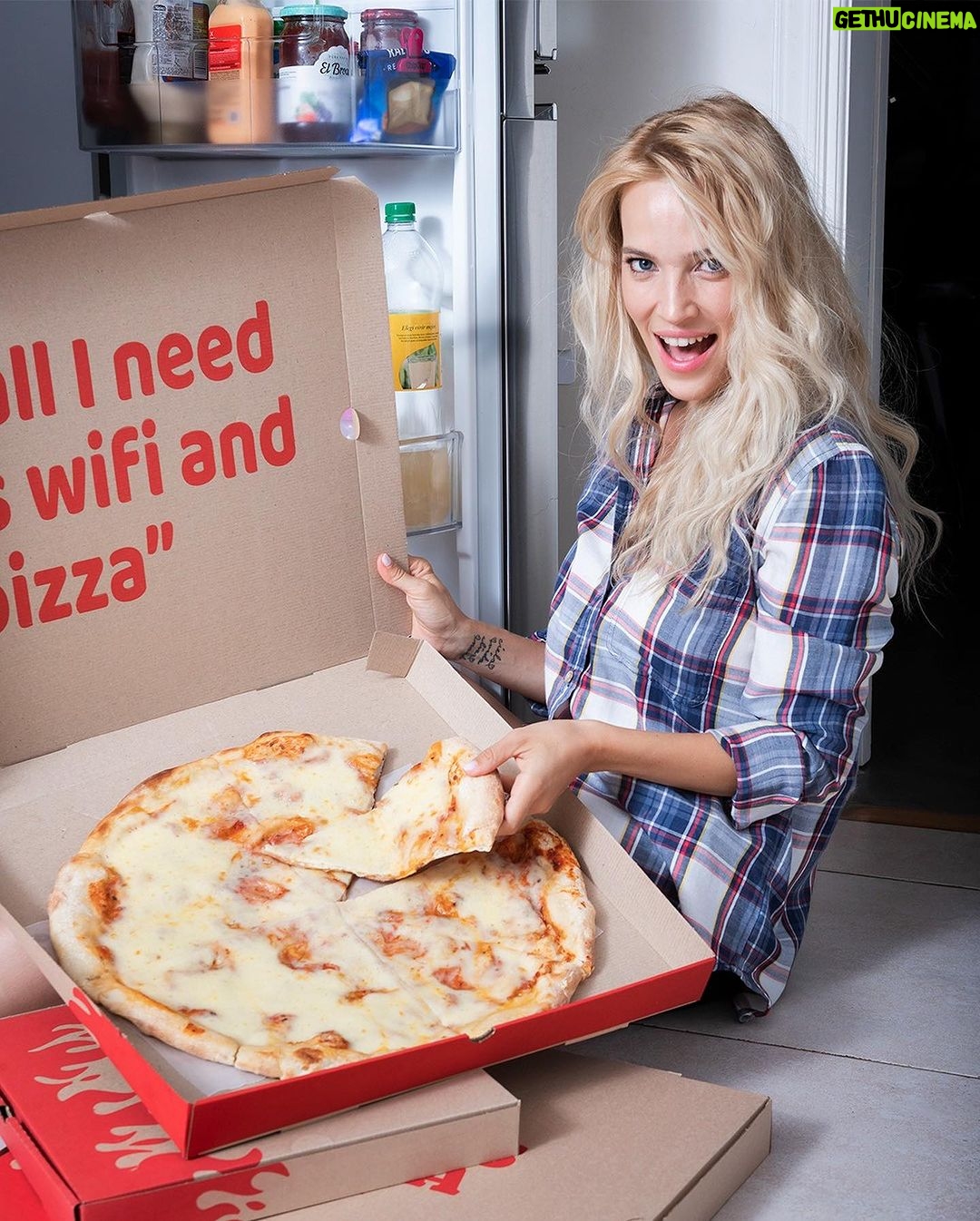 Luisana Lopilato Instagram - Etiquetan a esa persona con la que SIEMPRE SALE UNA π? Planazo en casa de pijama πΈπΌππΌββοΈπ€. . Can you tag that person with whom you always enjoy a good pizza?