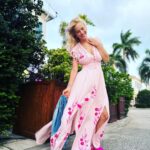 Luisana Lopilato Instagram - El rosa está siendo furor ❤️‍🔥 Es un color ideal para...🤔👇❤️ . Pink is very trendy ❤️‍🔥. Do you like it?