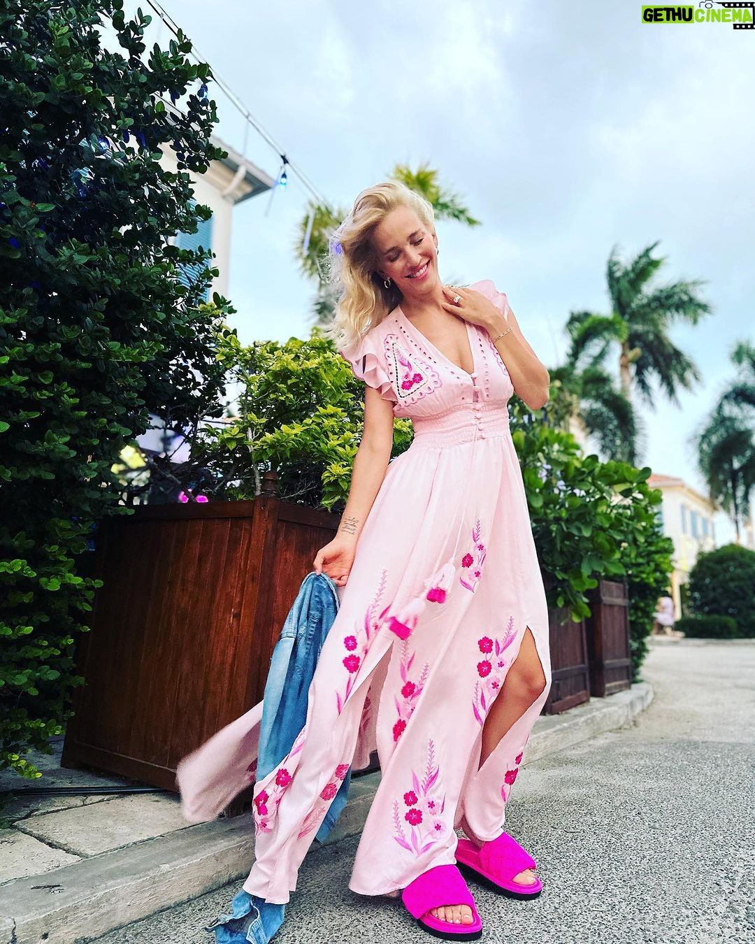 Luisana Lopilato Instagram - El rosa está siendo furor ❤️🔥 Es un color ideal para...🤔👇❤️ . Pink is very trendy ❤️🔥. Do you like it?