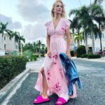 Luisana Lopilato Instagram - El rosa está siendo furor ❤️‍🔥 Es un color ideal para...🤔👇❤️ . Pink is very trendy ❤️‍🔥. Do you like it?