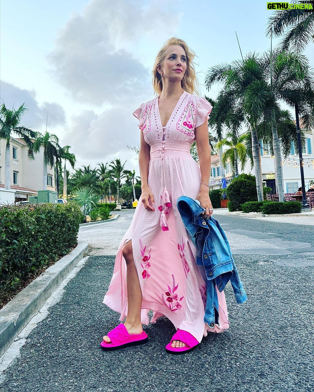 Luisana Lopilato Instagram - El rosa está siendo furor ❤️🔥 Es un color ideal para...🤔👇❤️ . Pink is very trendy ❤️🔥. Do you like it?