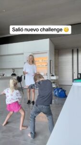 Luisana Lopilato Instagram - Es viernes y tu cuerpo lo sabeeeeeeee 💃 Los días son más lindos cuando se los baila 🫶🏻 . When your body knows it’s Friday... 💃🏼 Days are much better when you dance 🫀🥰