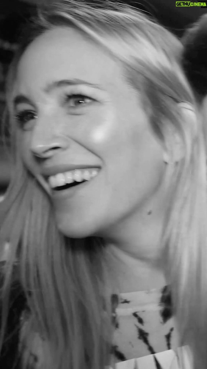 Luisana Lopilato Instagram - Si hay algo para lo que soy muy profesional es para hacer bloopers 🫣😂 . If there’s one thing I’m a professional at, it’s bloopers 🤣😅🤦🏼♀️ #bloopers #luspirit