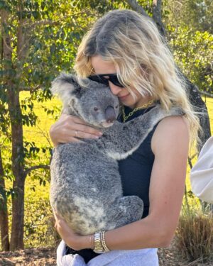 Luisana Lopilato Instagram - Así fue nuestra visita a una reserva de vida silvestre 🐨 
Los chicos aprendieron mucho sobre el cuidado y protección de los animales ❤️‍🩹✨ Gracias a todo el staff por enseñarnos y por el increíble trabajo que hacen. @chandlerpowell @bindisueirwin y @robertirwinphotography 
.
We were invited to visit one of the largest wildlife conservatories in the world 🐨 The kids learned a lot about the care and protection of animals ❤️‍ ✨ Thanks to all the staff for teaching us and for the incredible work you do day by day.