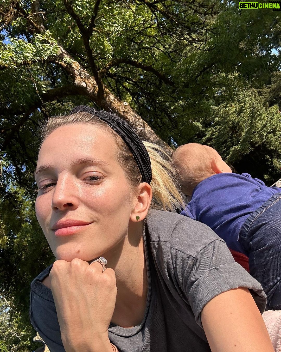 Luisana Lopilato Instagram - Disfrutando del sol ☀️ con Cielo y mates 🧉🥰 . Enjoying the sunny day ☀️ with Cielo and 🧉 Vancouver, British Columbia