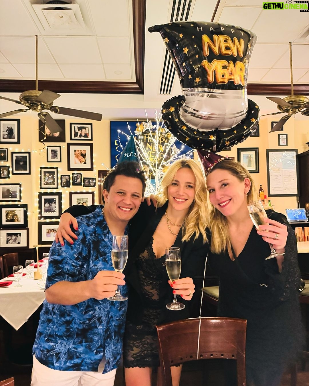 Luisana Lopilato Instagram - Mi gran objetivo para este 2024 es… 🫣🤔 Los leo ❤️👇Nos encantó @caferagazzi . My big goal for 2024 is… 🤔 Talk to me ❤️👇We loved @caferagazzi
