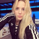Luisana Lopilato Instagram - Retratando el momento en que pude empezar a usarle la ropa a mis hijos 🥹 Gracias Noah por la campera 🖤 . The moment I could start wearing my kid’s clothes 🥹Thanks Noah for the jacket 🖤 Vancouver, British Columbia