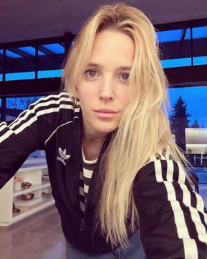 Luisana Lopilato Instagram - Retratando el momento en que pude empezar a usarle la ropa a mis hijos 🥹 Gracias Noah por la campera 🖤
.
The moment I could start wearing my kid’s clothes 🥹Thanks Noah for the jacket 🖤