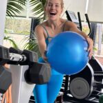 Luisana Lopilato Instagram - Te das cuenta que estás en composé y vos tipo…💙 . When you realize that everything matches your outfit… 💙 #luspirit #goodmorning Vancouver, British Columbia
