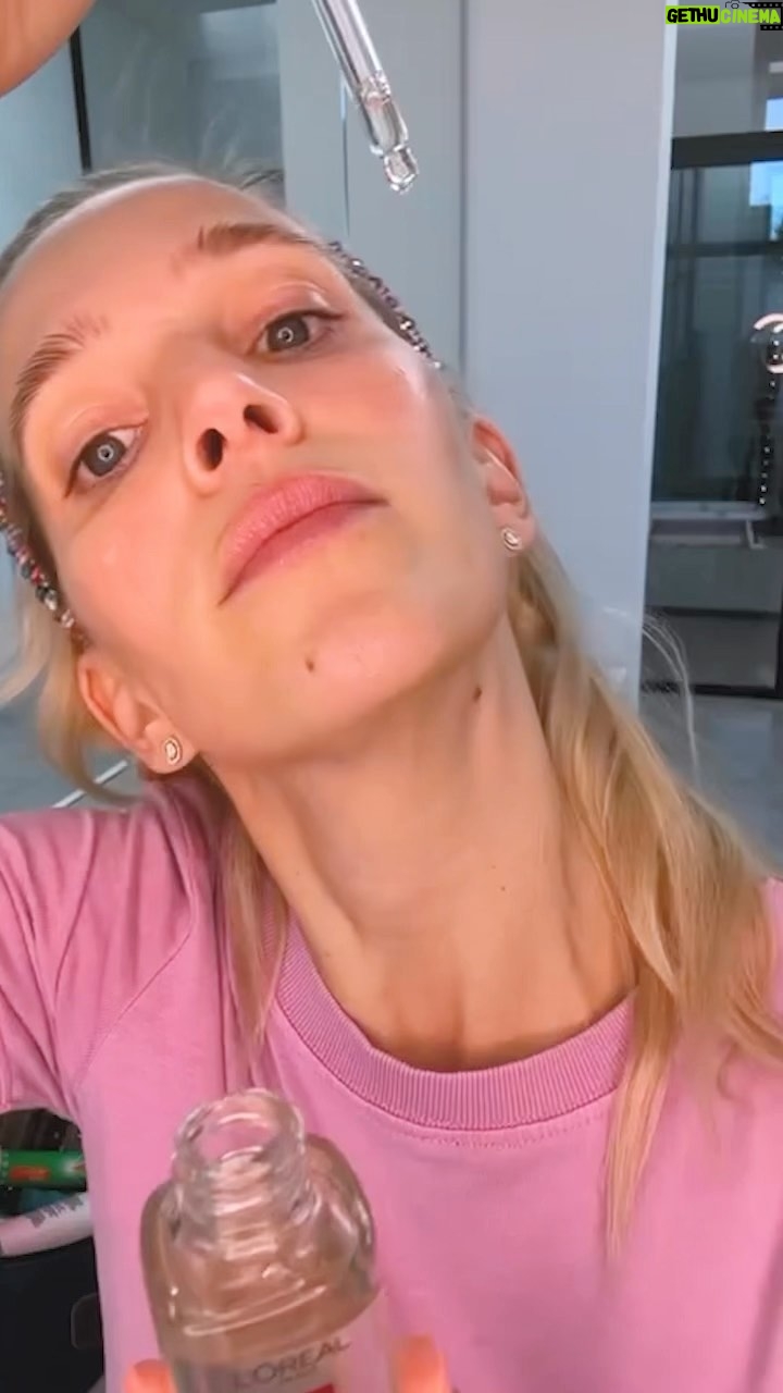 Luisana Lopilato Instagram - ¿Ya probaron el el nuevo Sérum de ojos Revitalift con ácido hialurónico #lorealparisarg ? Yo lo estoy amando y quería compartirselos 🥰 Tiene 1.5% de ácido hialurónico, que nos ayuda a hidratar y reducir líneas de expresión y 1% de cafeína para favorecer la desinflamación. Además, ya vieron el triple aplicador frío, es espectacular para masajear la zona. Validado por dermatólogos. ¿Lo probaron? Cuéntenme en los comentarios 👇🏻 #Serumojosrevitalift #Cuidadodelapiel @lorealparis